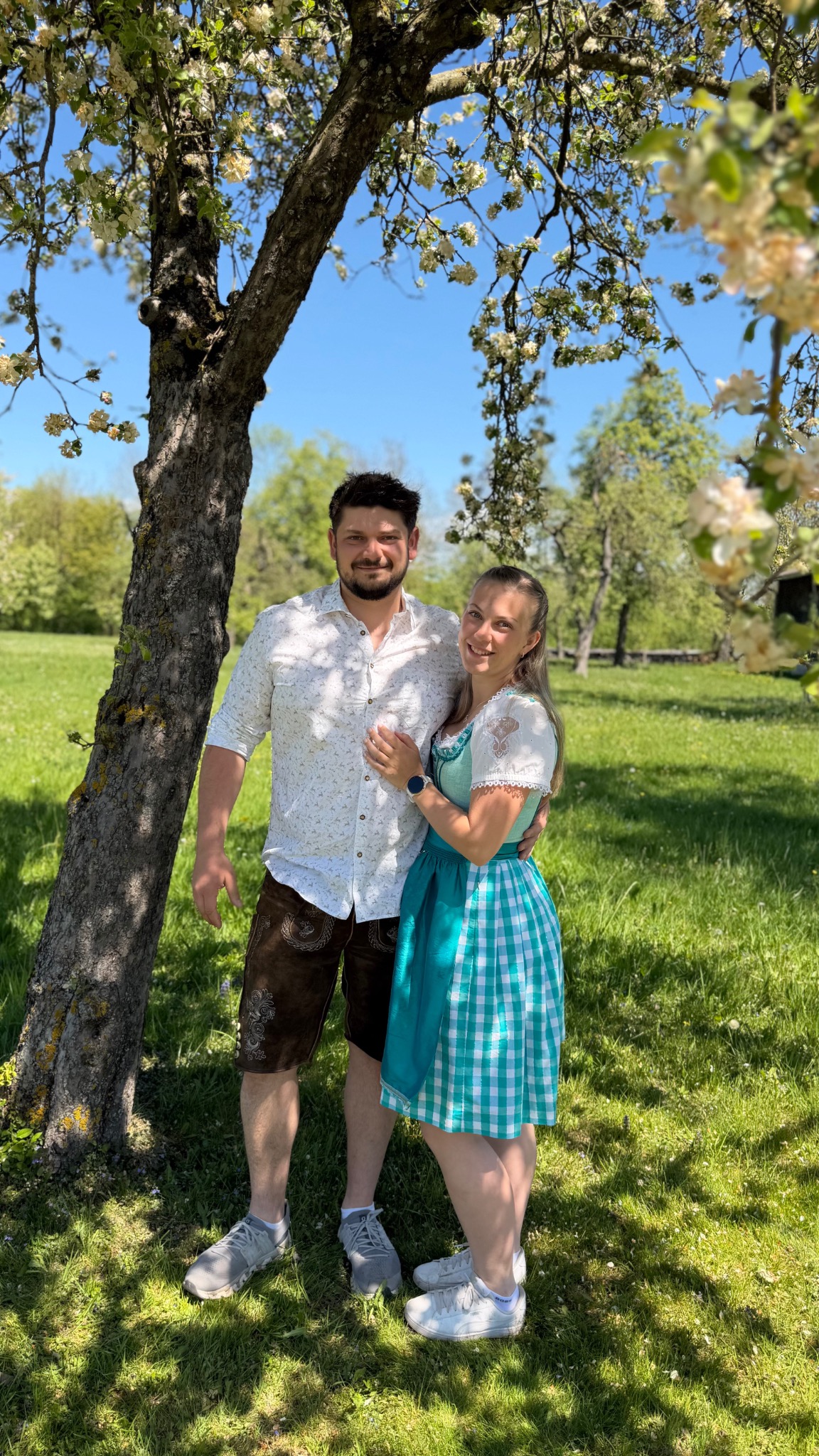 Lisa und Matthias gemeinsam im Freien